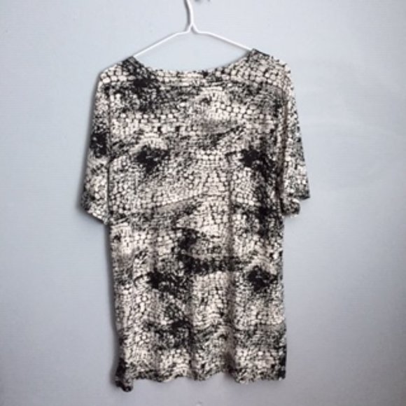 MACCINE SHORT SLEEVE LADY BLOUSE.  SIZE M.  BLACK AND WHITE - Picture 2 of 3